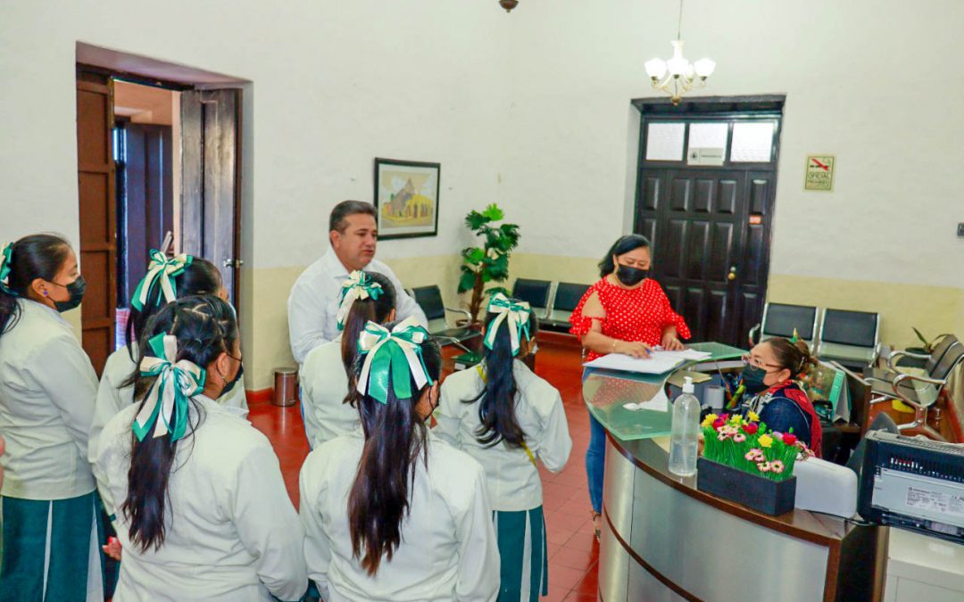 Ayuntamiento busca fomentar y fortalecer los valores cívicos en el municipio. En la imagen, el secretario de la comuna, Manuel Loría con un grupo de alumnas durante un recorrido por los diferentes departamentos del Palacio Municipal.