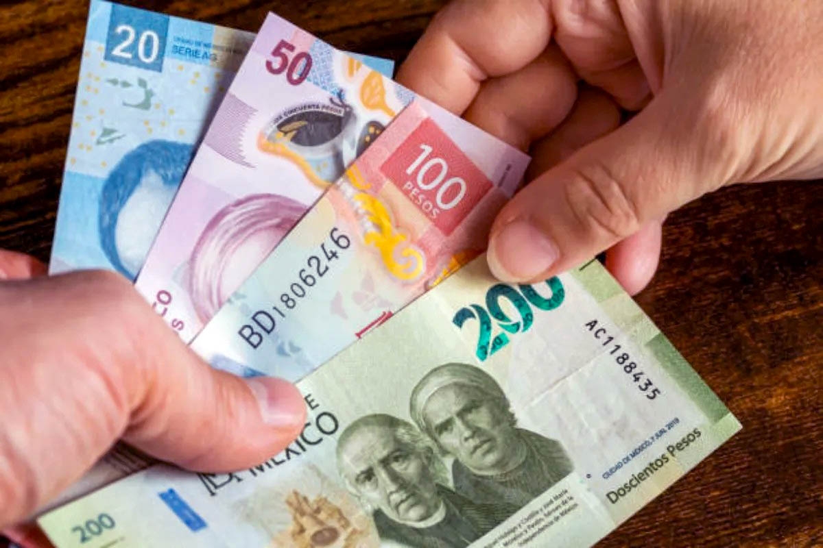 Trabajadores al servicio del Gobierno del Estado reciben aumento salarial (5%).