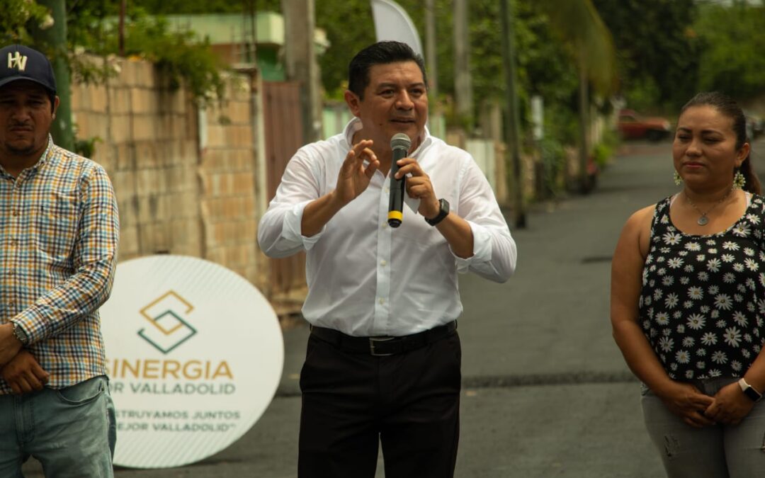 Alfredo Fernández Arceo, alcalde de Valladolid, durante entrega de calles rehabilitadas en la cabecera municipal y en Yalcón, comisaría de este municipio.