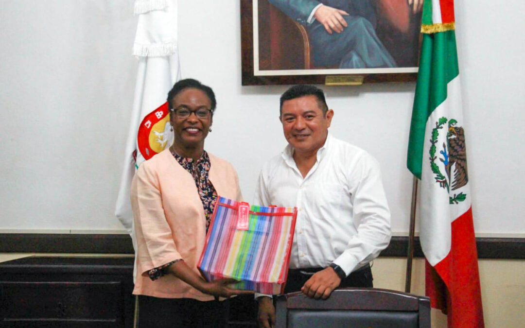 La cónsul general de los Estados Unidos en Mérida, Dorothy Ngutter; y el presidente municipal de Valladolid, Alfredo Fernández Arceo, en la sala de Cabildo.