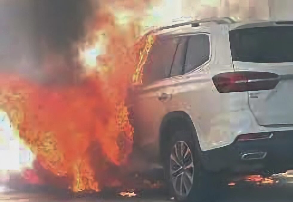 Se incendia camioneta recién salida de la agencia en Mérida.