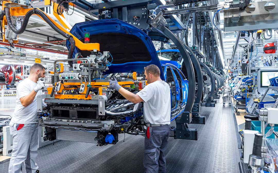 La industria automotriz aún no se recupera de la escasez de suministros a nivel global. Pero la producción volvió a repuntar durante mayo en México.