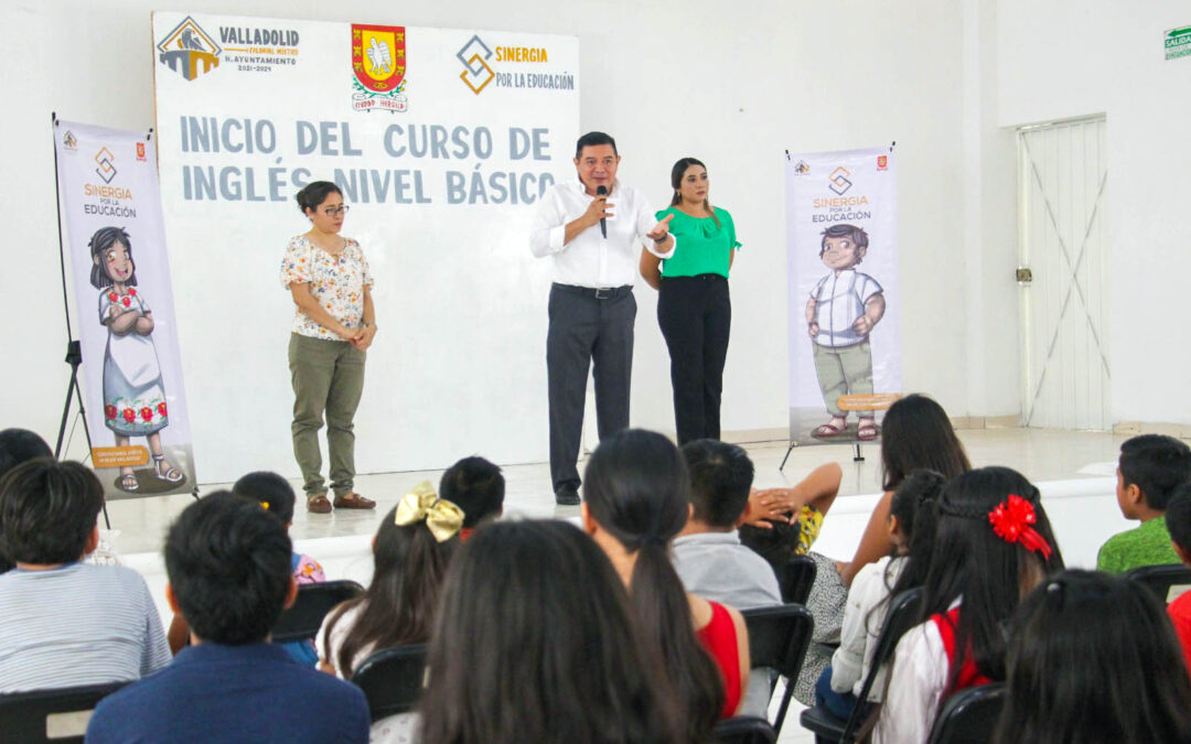 El presidente municipal de Valladolid dio por inaugurado el curso de verano de inglés básico en el auditorio del DIF municipal.