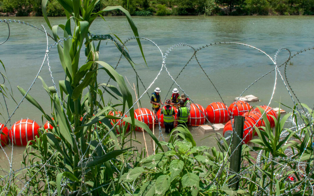 AGENTES DE TEXAS TIENEN LA ORDEN DE EMPUJAR NIÑOS AL RÍO BRAVO