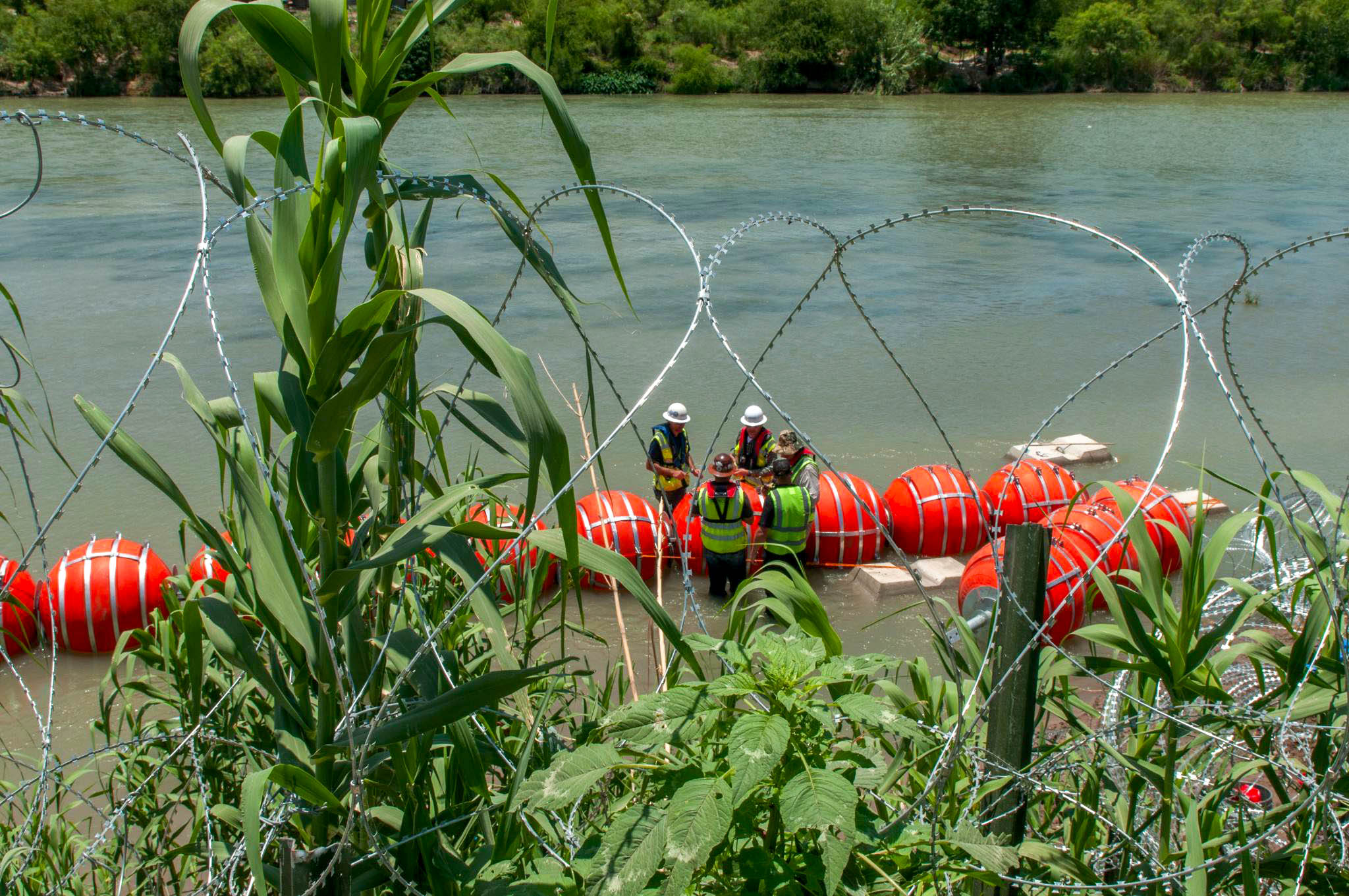 AGENTES DE TEXAS TIENEN LA ORDEN DE EMPUJAR NIÑOS AL RÍO BRAVO