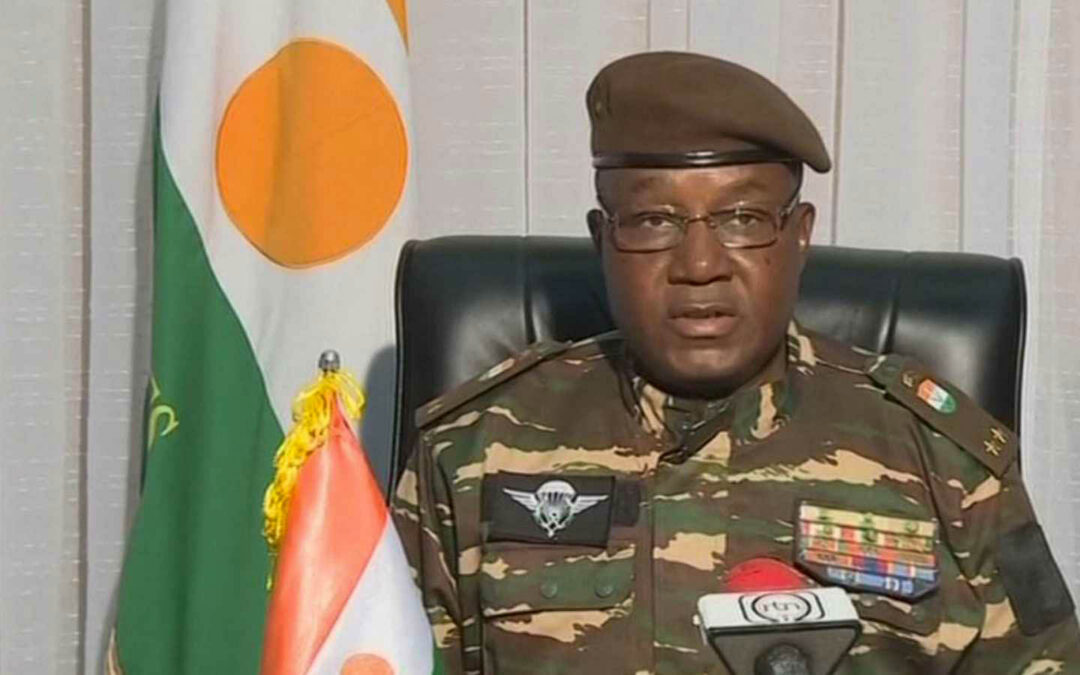 La junta militar golpista de Níger suspende la Constitución.