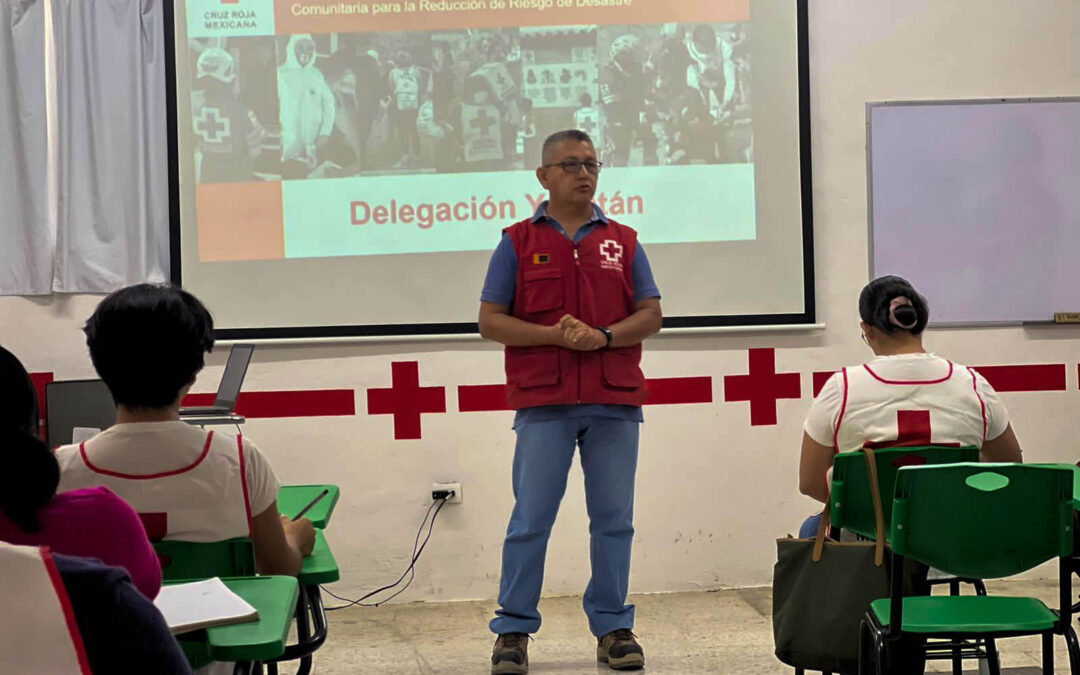 Instructor de la Cruz Roja impartiendo capacitación sobre riesgos de desastres a elementos de la Cruz Roja del estado de Yucatán.