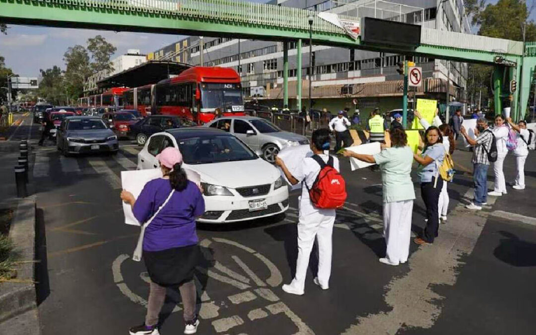 Bloqueo de médicos; exigen homologación de sueldos y bases.