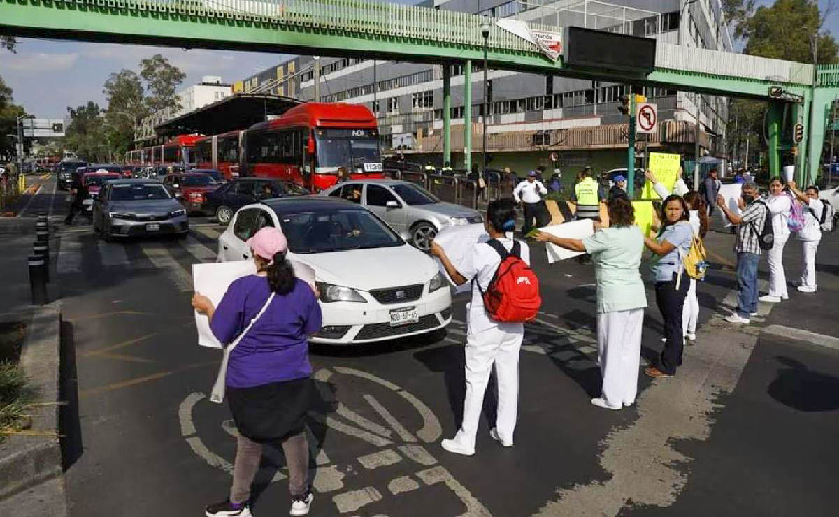 MÉDICOS PARALIZAN LA CDMX CON BLOQUEOS; RECHAZAN SU INCORPORACIÓN AL IMSS-BIENESTAR