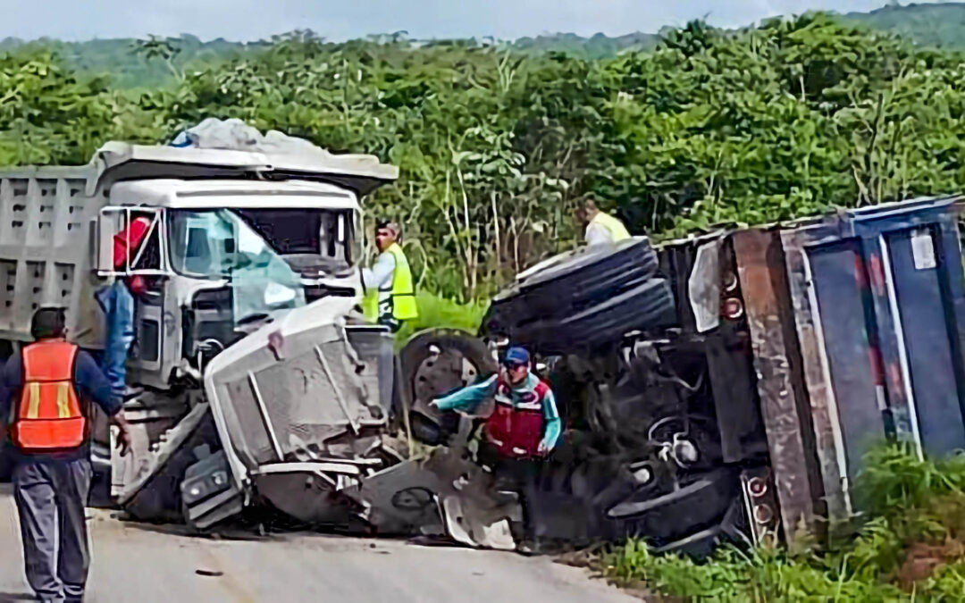 CHOCAN DE FRENTE DOS CAMIONES PESADOS Y VIVEN PARA CONTARLO