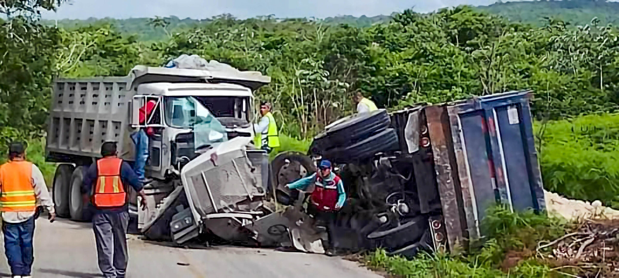 CHOCAN DE FRENTE DOS CAMIONES PESADOS Y VIVEN PARA CONTARLO