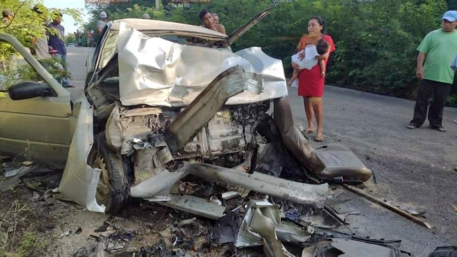 Dos jóvenes fallecieron en choque frontal contra una Van en el tramo carretero Tepich-San Ramón.