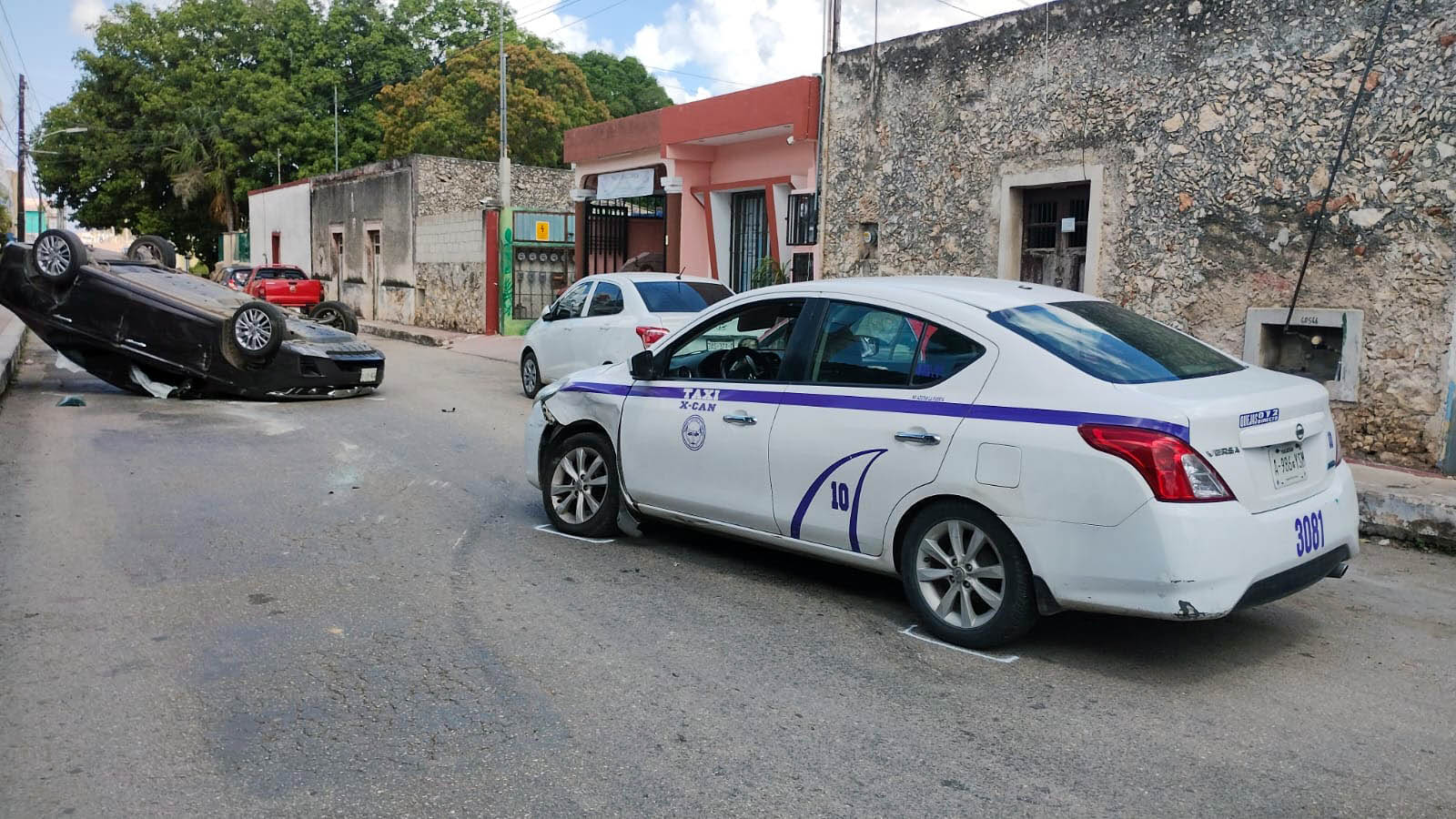 TAXISTA PROVOCA VOLCADURA EN SANTA ANA
