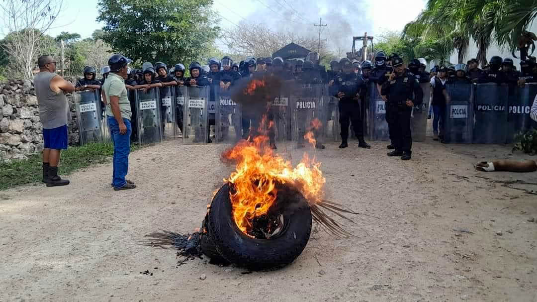 Policías antimotines bloquearon el acceso a tierras ejidales de la población de Ixil, por lo que estos se enfrentaron con los uniformados.
