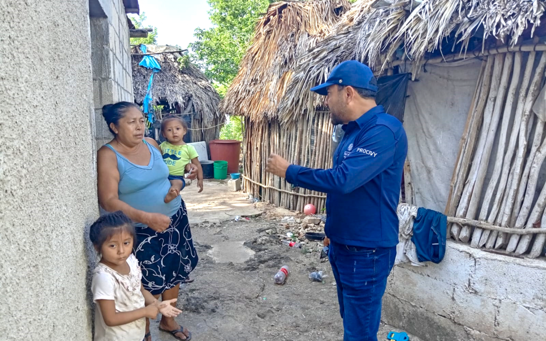 Personal de Procivy platicando con la población sobre la importancia de estar atentos y preparados.