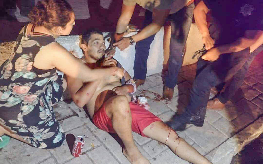 El lesionado con navaja, Ricardo Uribe Sánchez yace en el suelo mientras es atendido por paramédicos de la policía municipal en el barrio de Sisal.