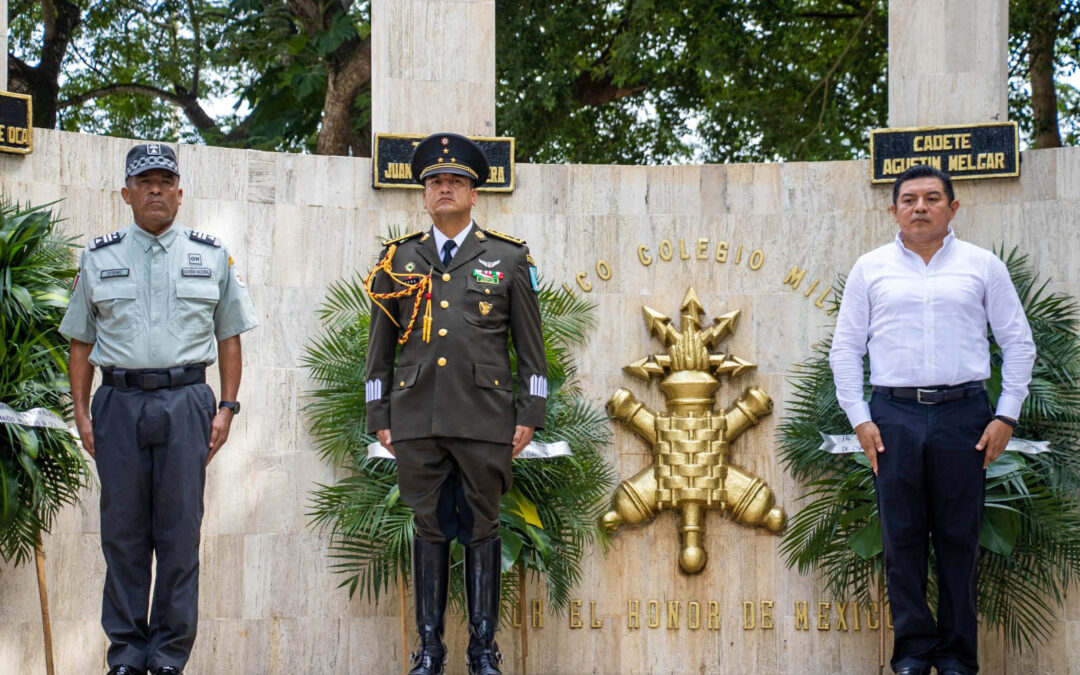 Guardia de honor en el monumento a los Niños Héroes en el barrio de Santa Ana, encabezado por el presidente municipal, Alfredo Fernández Arceo y el coronel de caballería diplomado de estado mayor, Eusebio Peña Guzmán.