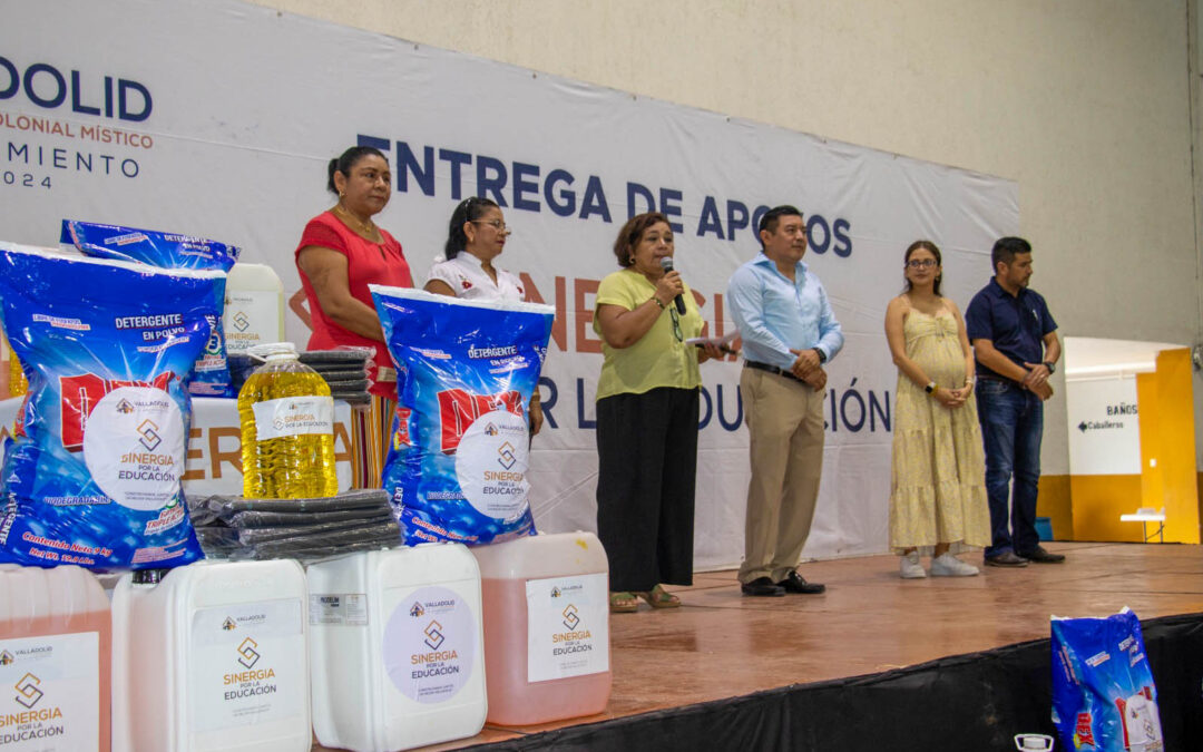 Entrega de material de limpieza a las escuelas del municipio a través del programa municipal "Sinergia por la Educación" encabezado por el presidente municipal Alfredo Fernández Arceo.