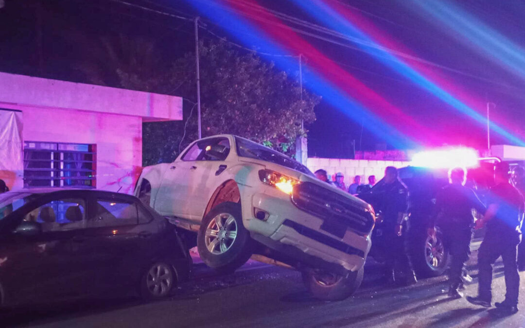 La persecución en la ciudad concluyó en la calle 48 entre 67 y 69, luego de colisionar a vario vehículos y terminar sobre la cajuela de uno de ellos.