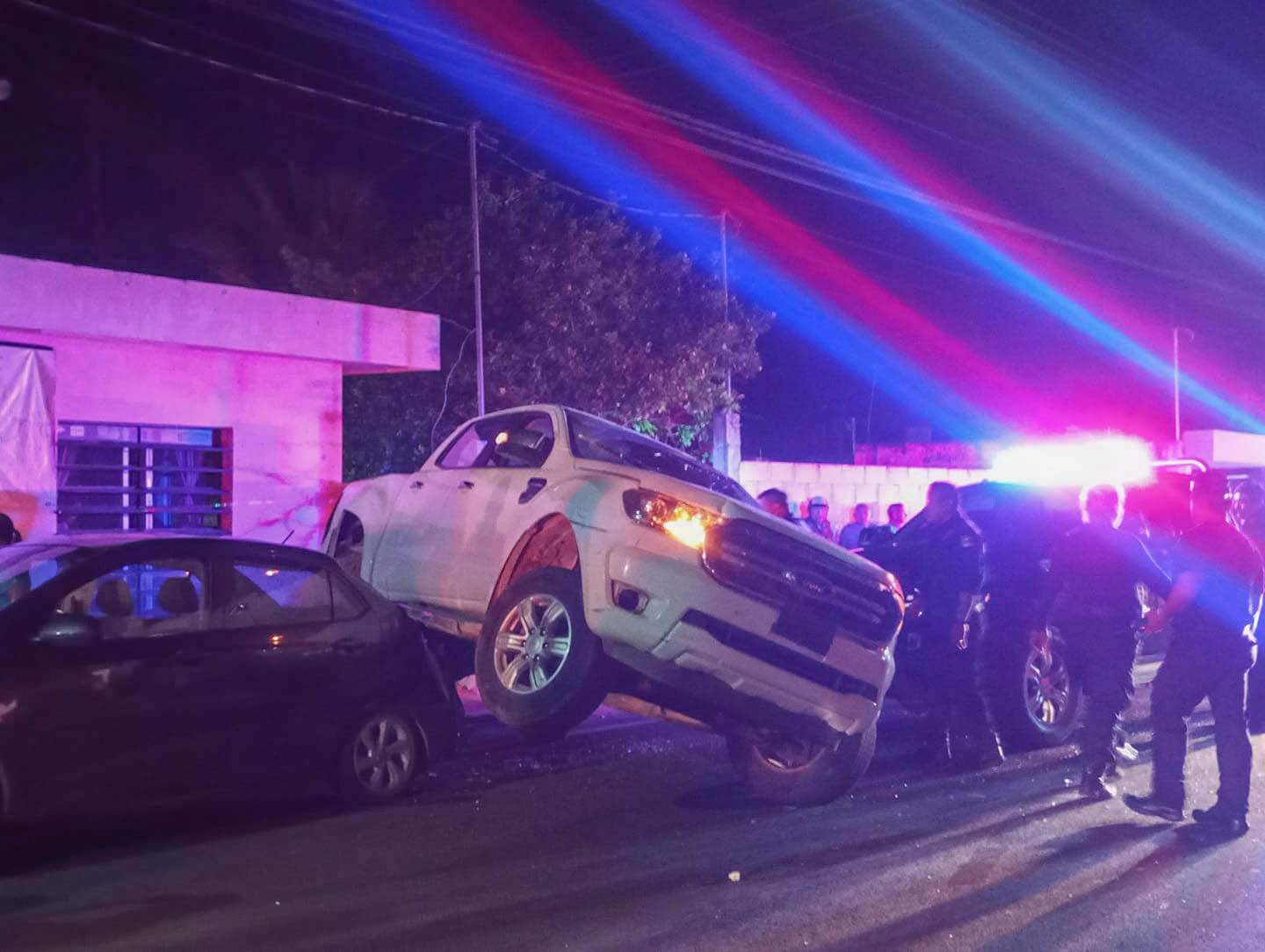 VIOLENTA PERSECUCIÓN DE LÍDER CRIMINAL DE ORIGEN VERACRUZANO QUE OPERABA EN LA ZONA DE TIZIMÍN TERMINA EN LA CIUDAD CON SALDO DE UNA PERSONA DETENIDA.