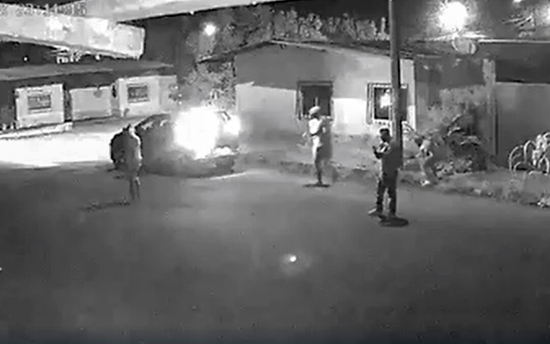 Sicarios atacando un domicilio a balazos en La Concordia, Santo Domingo, Ecuador.