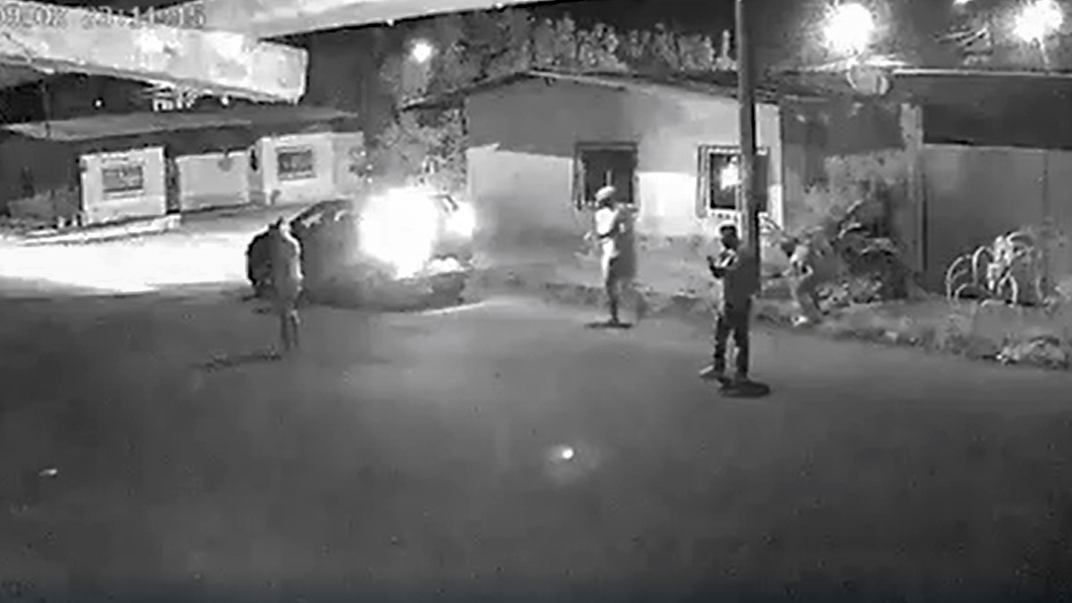 PISTOLEROS ATACAN CASA, AL FUGARSE OLVIDAN LANZAR UNA GRANADA Y EXPLOTAN DENTRO DEL CARRO