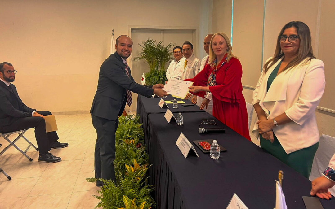 En la Sala Henry Dunant del Hospital de Ortopedia recibieron sus constancias por cirugía de pie y tobillo el Dr. Juan Carlos Méndez López y por cirugía articular, los doctores Carlos Valvidia Flores y Yoel Mitre Estrada.