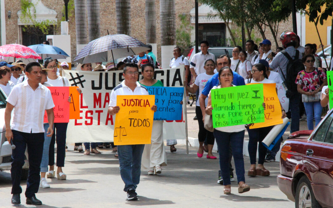 MARCHAN CIENTOS DE PROFESORES EN PROTESTA POR DETENCION DE LA DIRECTORA DEL PLANTEL CLUB DE LEONES #2.