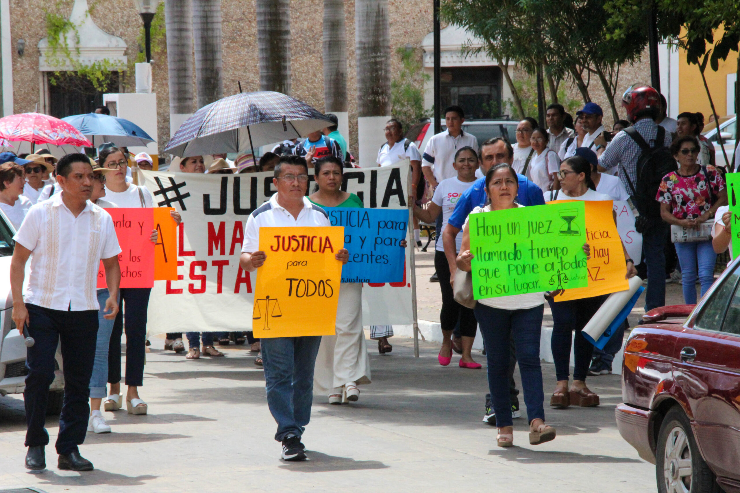 MARCHAN CIENTOS DE PROFESORES EN PROTESTA POR DETENCION DE LA DIRECTORA DEL PLANTEL CLUB DE LEONES #2.