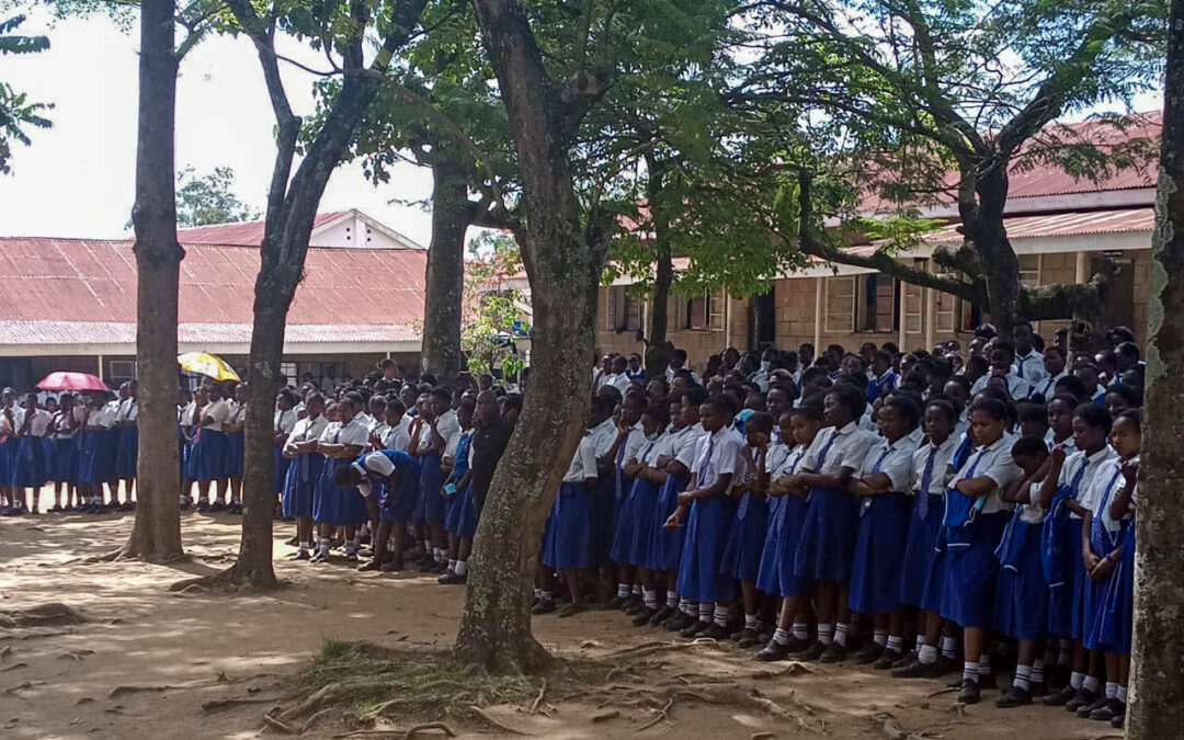 Alrededor de 95 niñas del colegio femenino Eregi de Santa Teresa de Ikolomani, Kenia; fueron hospitalizadas, victimas de una extraña enfermedad.