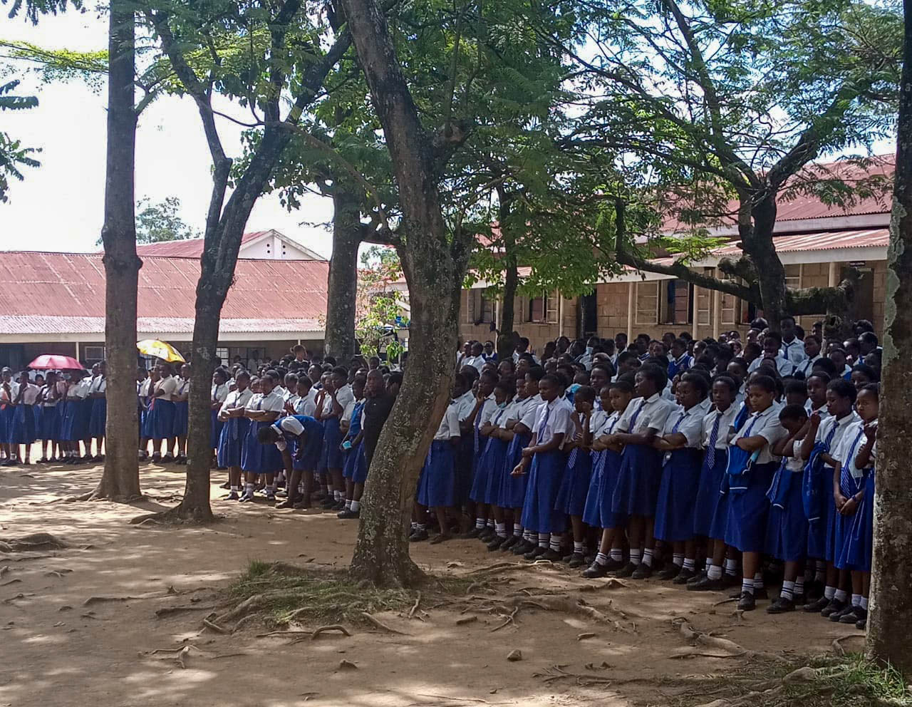 EXTRAÑA ENFERMEDAD HACE SU APARICIÓN EN UNA ESCUELA FEMENINA DE KENIA.