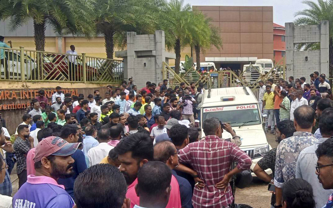 Gente reunida tras una detonación en el centro de convenciones de Zamra en Kalamassery, una localidad en Kochi, en el estado sureño de Kerala, el domingo 29 de octubre de 2023. Al menos dos personas murieron y alrededor de 50 resultaron heridos en la explosión, según las autoridades.