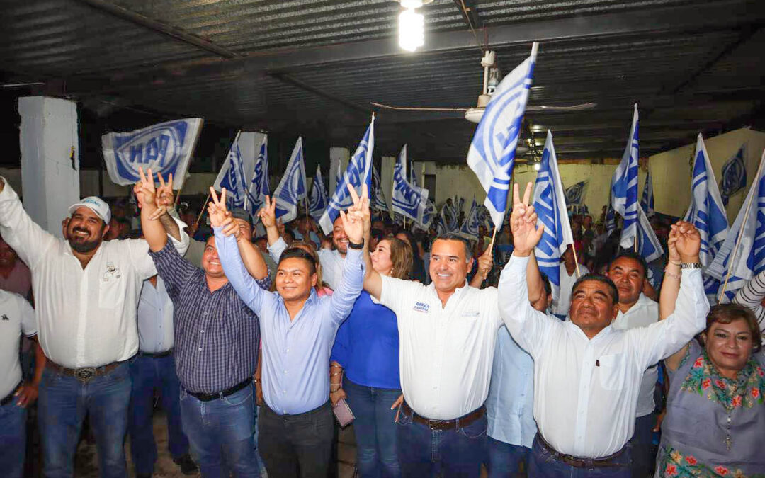 Renan Barrera Concha con militantes panistas del oriente del estado en el municipio de Chemax.