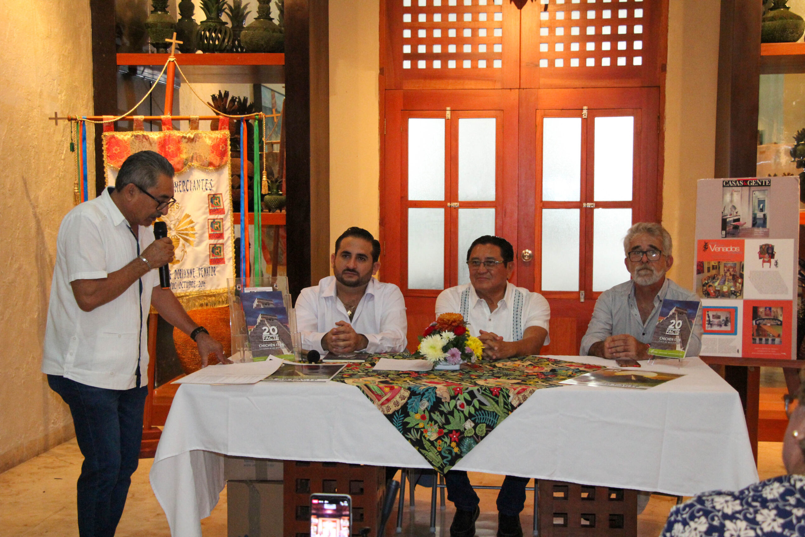 PRESENTACIÓN DE LIBRO EN LA CASA DE LOS VENADOS.