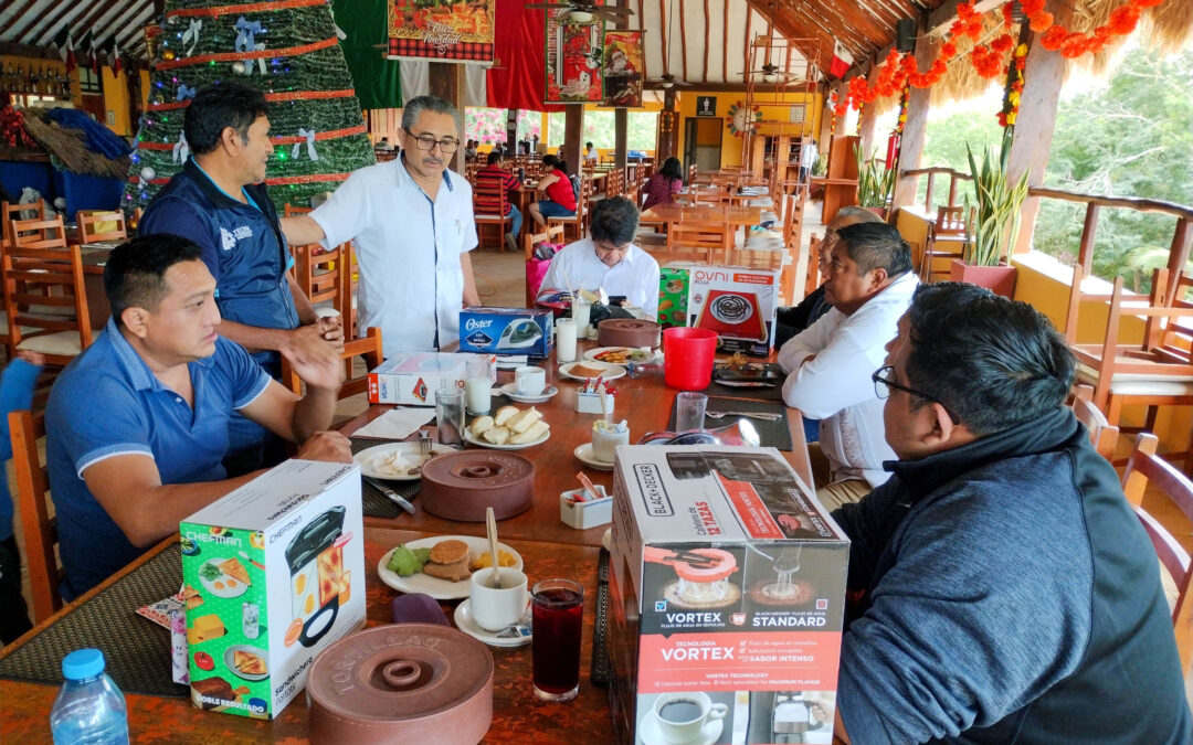 Desayuno de la Asociación de Periodistas y Comunicadores de Yucatán (APECOY) en el parador turístico Hubiku, en Temozón, Yucatán.