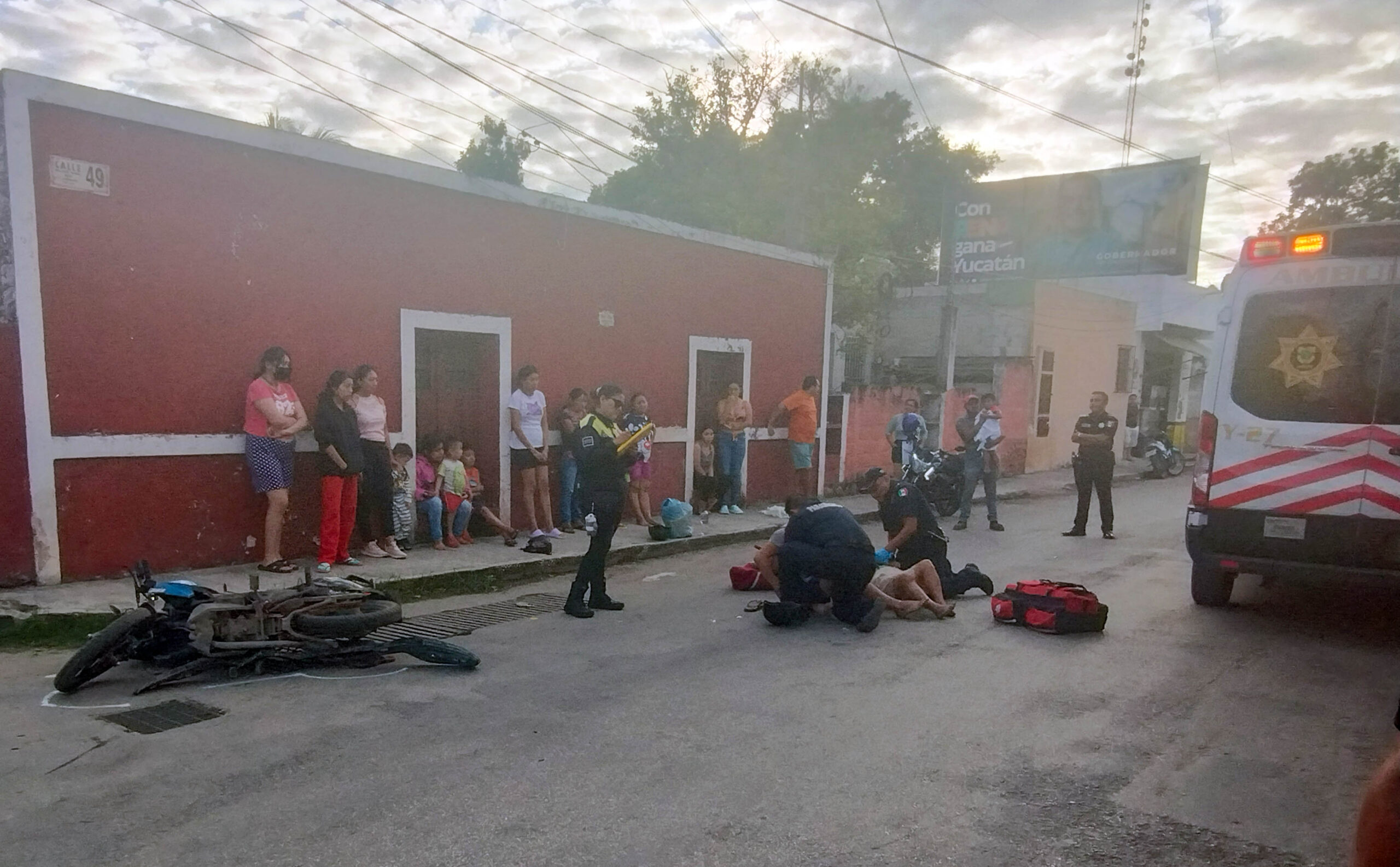 TRES LESIONADOS EN CHOQUE ENTRE UN CAVALIER Y UNA MOTOCICLETA.