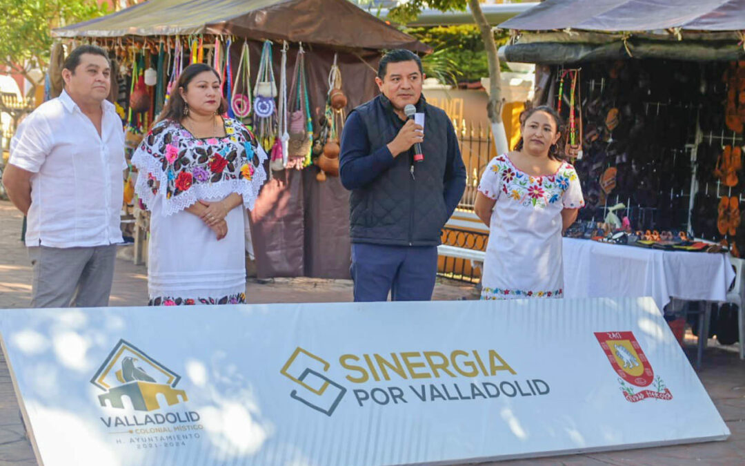 Inauguración de la Semana de la Sinergia Artesanal en el parque principal de Valladolid, Gral. Francisco Cantón Rosado.