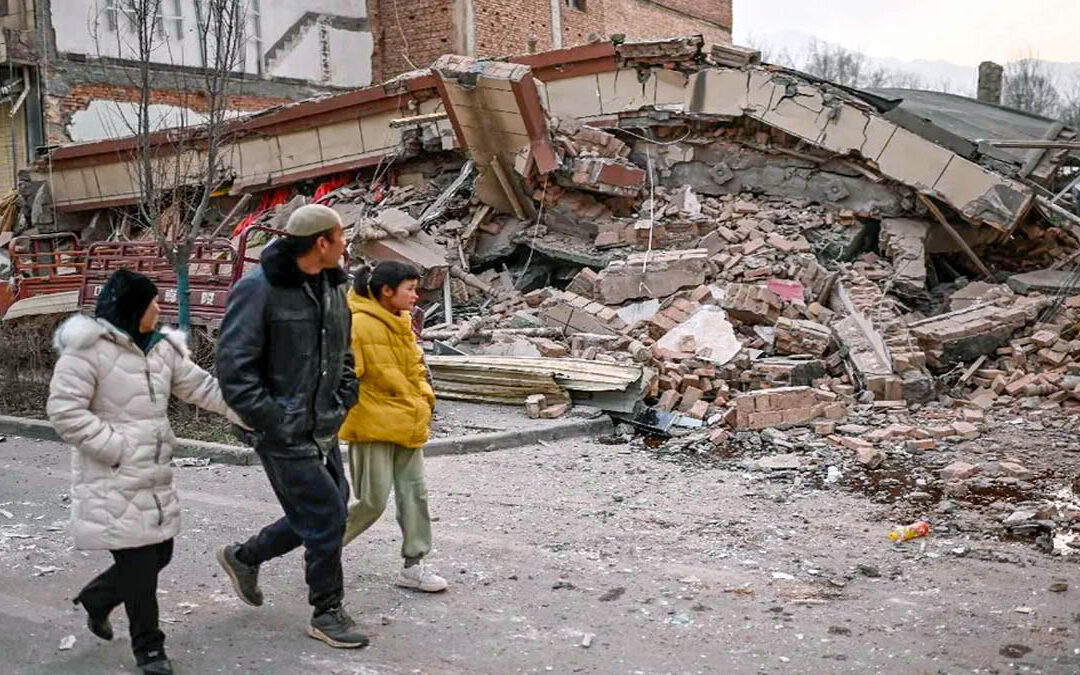 MÁS DE UN CENTENAR DE MUERTOS POR TERREMOTO EN CHINA