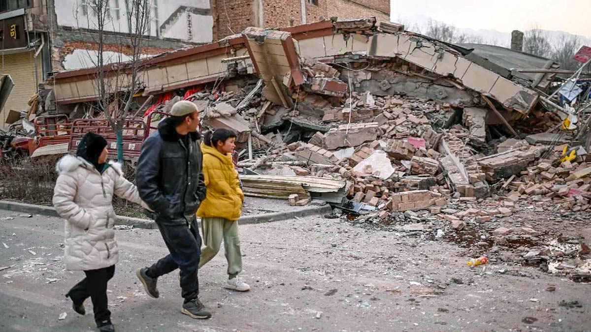 MÁS DE UN CENTENAR DE MUERTOS POR TERREMOTO EN CHINA