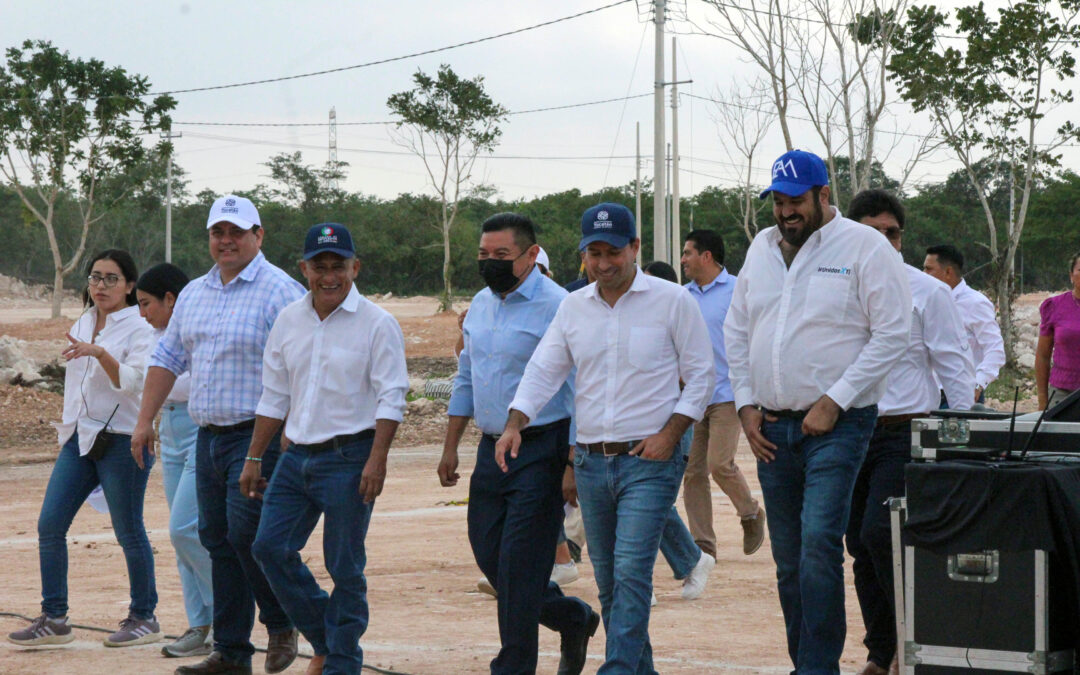 Visita el gobernador Mauricio Vila Dosal los terrenos donde se instalará la expo feria Valladolid 2024; le acompañan (de izquierda a derecha) Luis Fernández Vidal, Sergio Chalé Cauich, el presidente municipal, Alfredo Fernández Arceo y Esteban Abraham Macari.