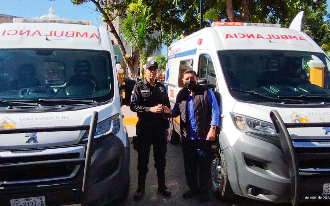 Alfredo Fernández Arceo, presidente municipal de Valladolid, hace la entrega de dos ambulancias a la policía municipal.