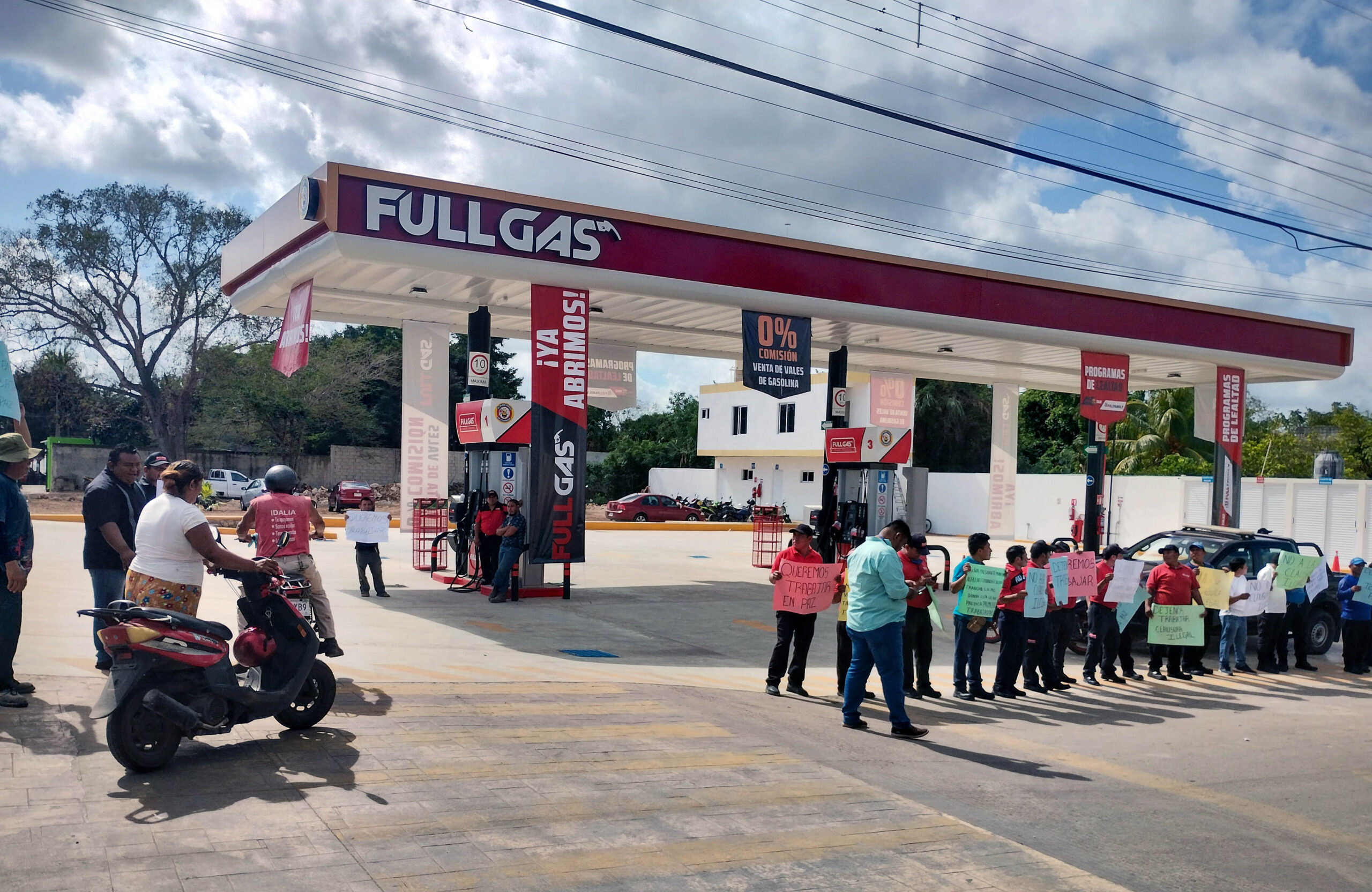 PROTESTA POR CLAUSURA DE GASOLINERA EN VALLADOLID.