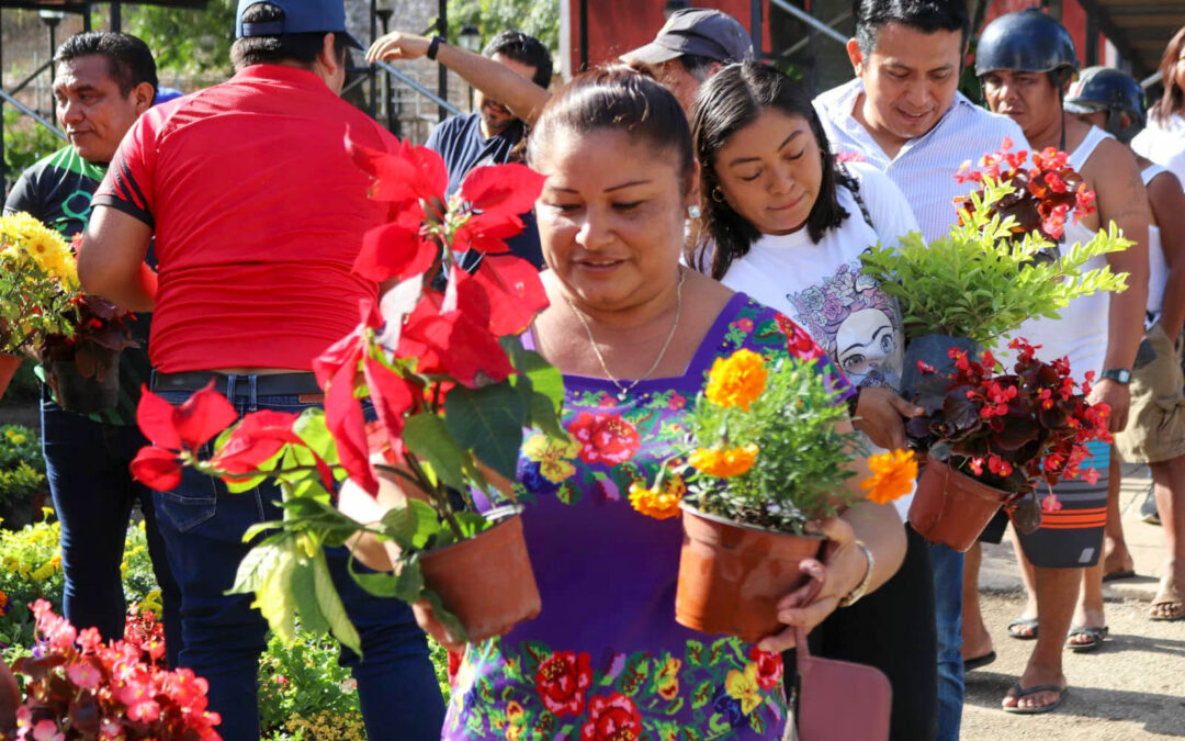 El ayuntamiento procedió con la entrega de miles de plantas a la gente que acudió a buscar sus flores.