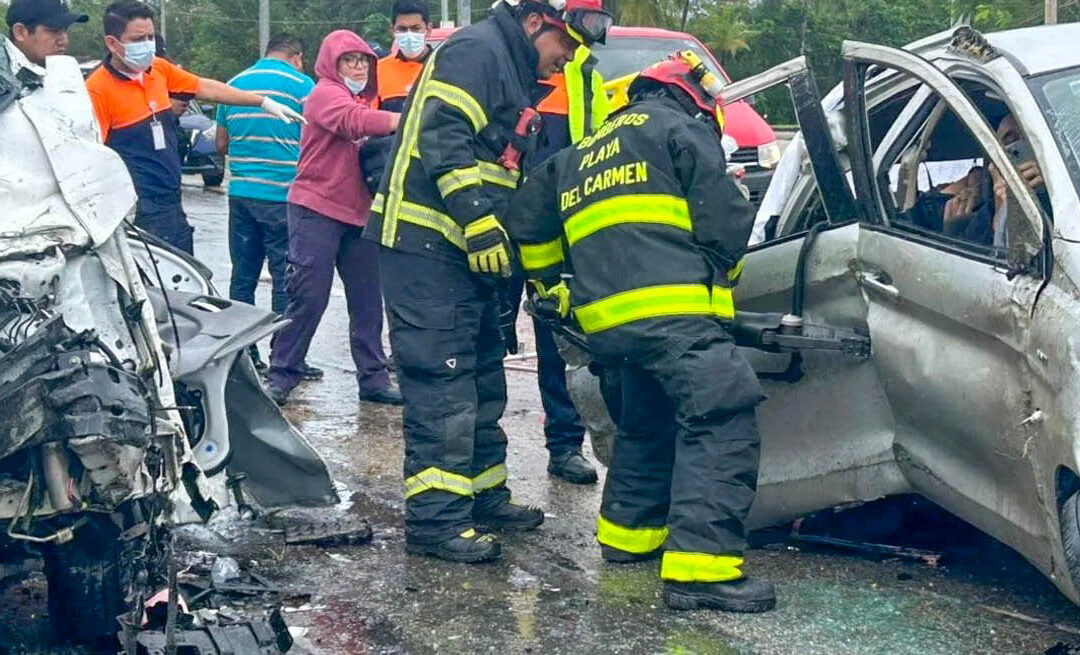 Personal del cuerpo de bomberos de Playa del Carmen hicieron uso de sierras hidráulicas para poder rescatar a los lesionados en la camioneta en la que viajaban los turistas argentinos.