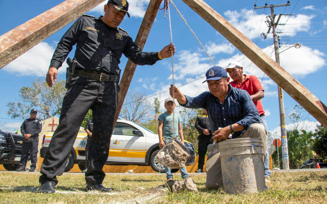 Acompañado por el subsecretario de caminos de la policía estatal, Emilio Zacarías Laines, el alcalde vallisoletano Alfredo Fernández Arceo, coloca la primera piedra de la base policiaca en esta comisaría colindante con el estado de Quintana Roo.