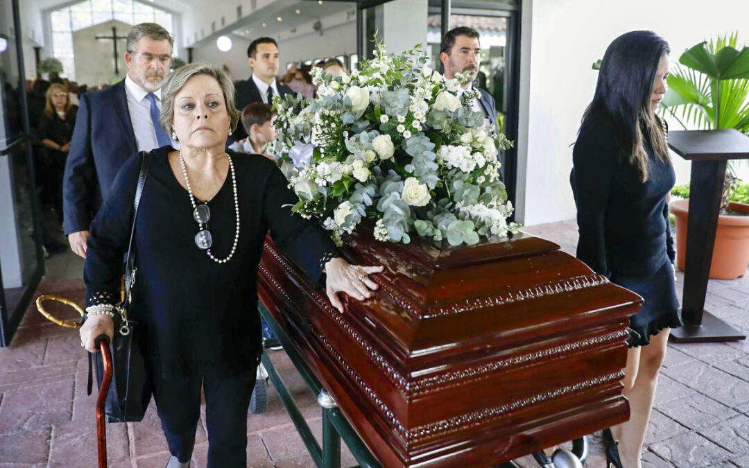 Patricia Álvarez, madre del fallecido Alejandro Muyshondt, exasesor de seguridad nacional del gobierno de El Salvador, se posa junto al ataúd de su hijo, hoy, en Antiguo Cuscatlán (El Salvador). EFE/ Rodrigo Sura Credit: EFE