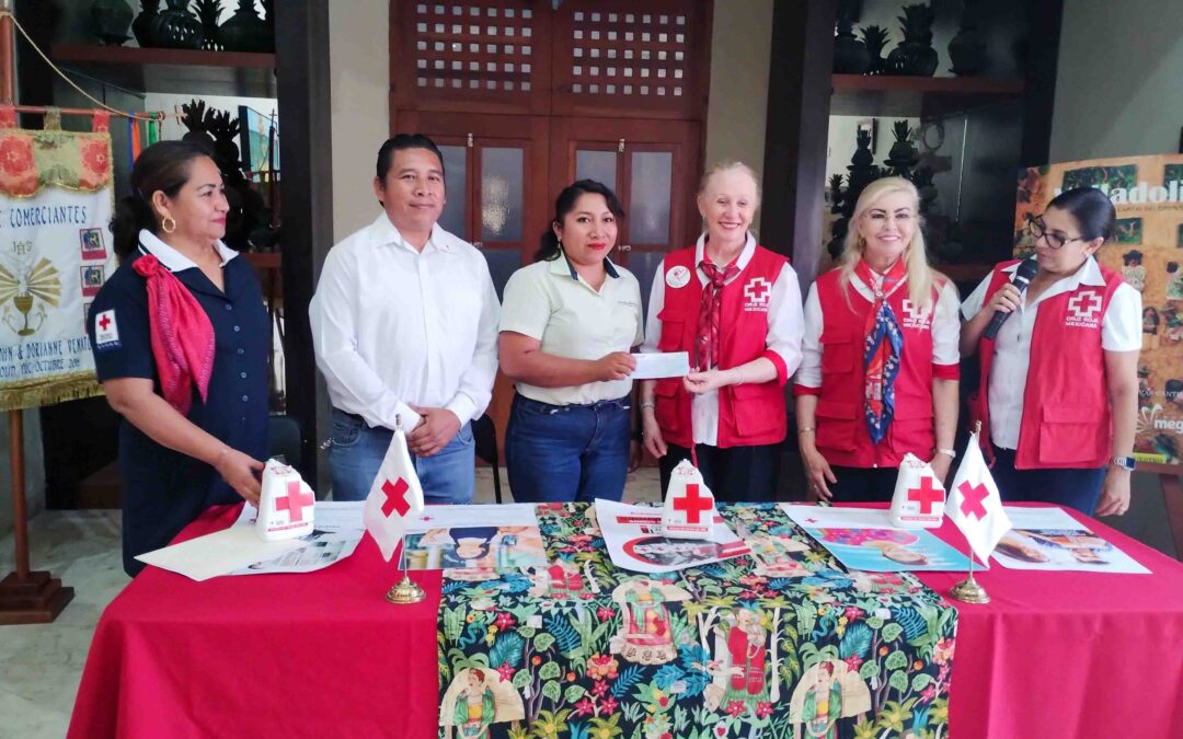 La empresa Casa Camejo hace el primer donativo que esta campaña de la Cruz Roja inicia en Valladolid, Yucatán.