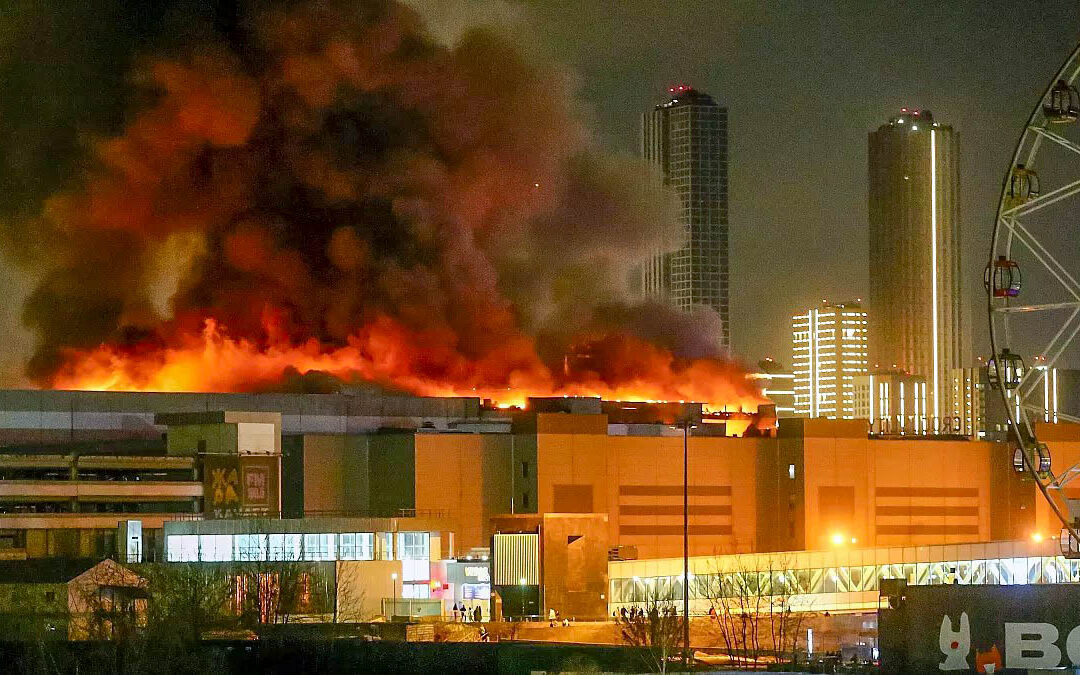 MASACRE EN UN RECINTO DE MOSCÚ, RUSIA. HAY DECENAS DE MUERTES.