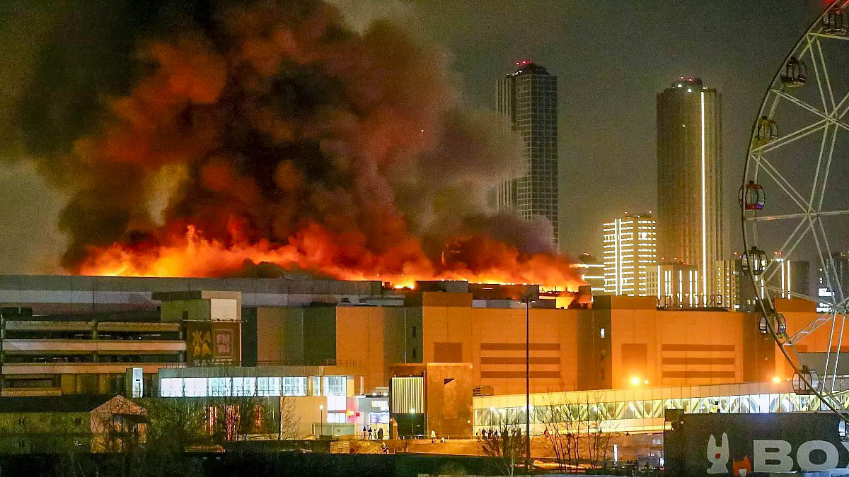 MASACRE EN UN RECINTO DE MOSCÚ, RUSIA. HAY DECENAS DE MUERTES.