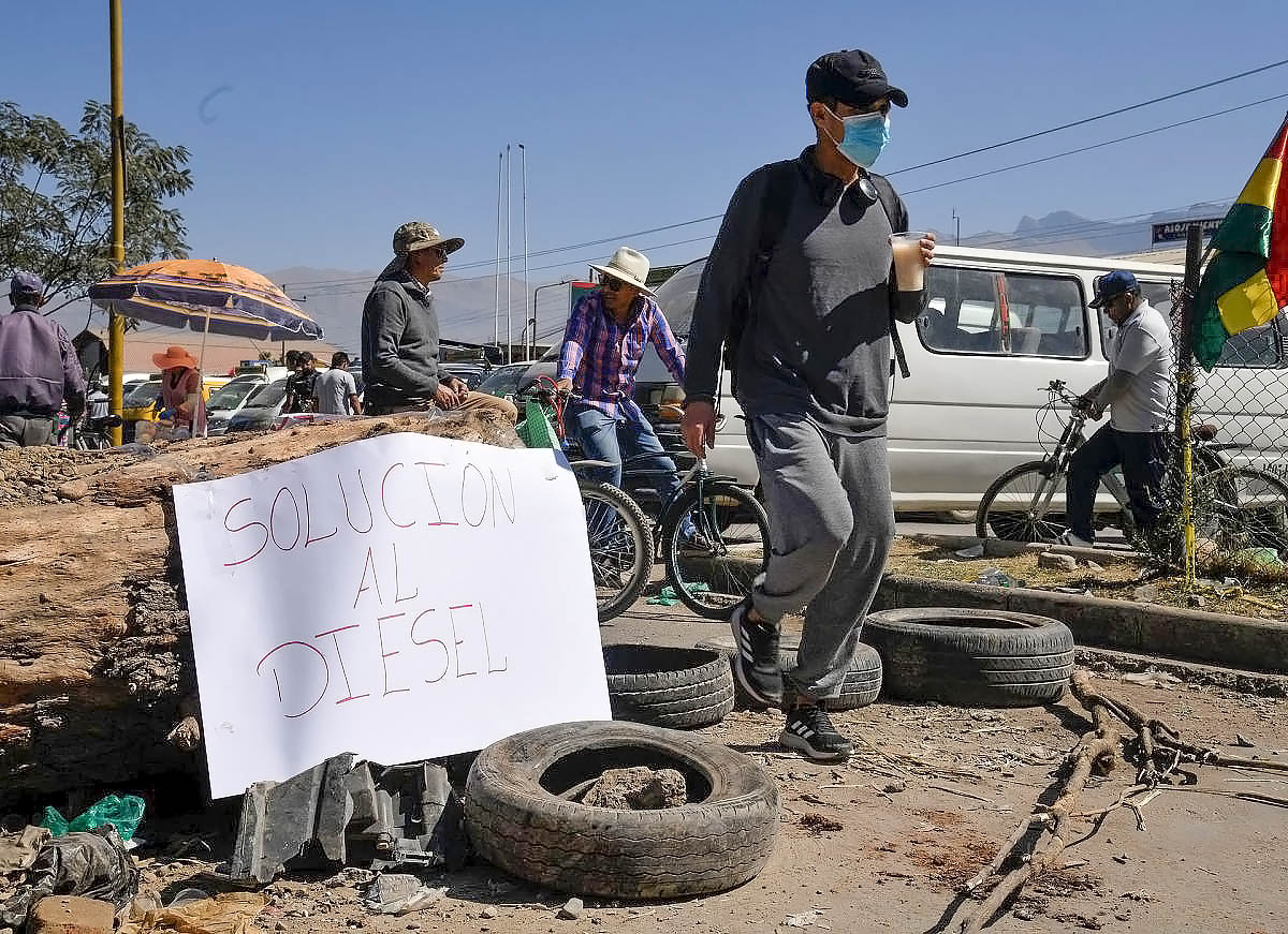 Transporte pesado bloquea vías por segundo día y paraliza a Bolivia por la falta de diésel.